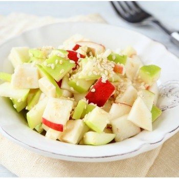 Salade au céleri accompagnée de pommes croquantes