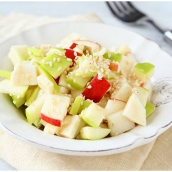 Salade au céleri accompagnée de pommes croquantes